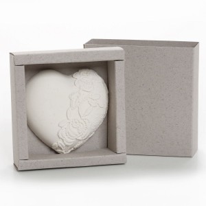 Χάρτινο κουτί πούρου με καρδιά κεραμική εκρού δαντέλα 8 x 8 cm ( η καρδιά) 10 x 10 x 3 cm